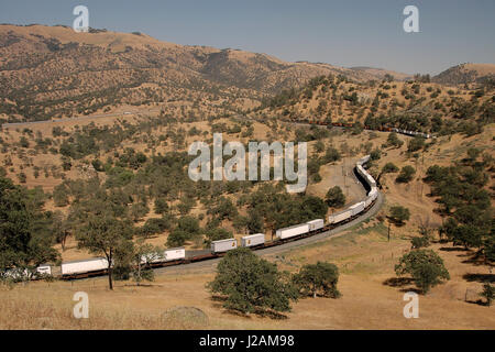 BNSF angetrieben Güterzug in der Nähe von Tehachapi Loop, Kalifornien, USA Stockfoto