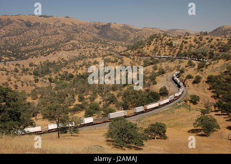 BNSF angetrieben Güterzug in der Nähe von Tehachapi Loop, Kalifornien, USA Stockfoto