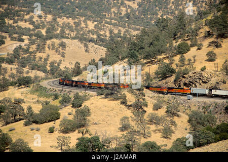 BNSF angetrieben Güterzug in der Nähe von Tehachapi Loop, Kalifornien, USA Stockfoto