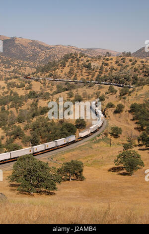 BNSF angetrieben Güterzug in der Nähe von Tehachapi Loop, Kalifornien, USA Stockfoto