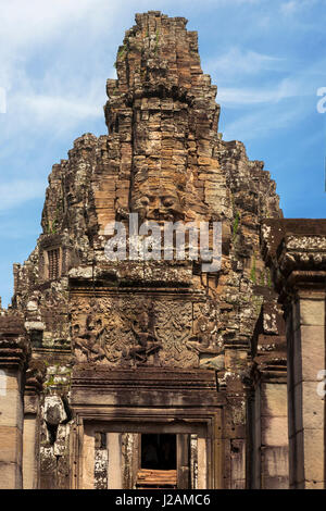 Einem der zerstörten Türme des Prasat Bayon, Angkor Thom, Siem Reap, Kambodscha Stockfoto