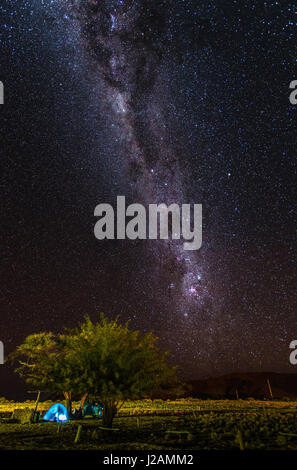 Unzählige Himmel die Milchstraße leuchtet ein ansonsten dunklen Himmel in der namibischen Wüste, in der Nähe des Sossusvlei Region. Tolle Nachthimmel. Stockfoto