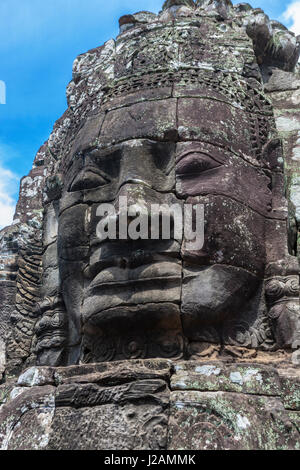 Rätselhaft lächelndes Gesicht, Prasat Bayon, Siem Reap, Angkor, Kambodscha geschnitzt Stockfoto