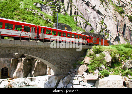 Andermatt, Schweiz - 28. Juni 2016: Schlucht Schöllenen, Durchfahrt des Zuges der Matterhorn-Gotthard-Bahn. Stockfoto