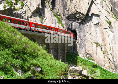 Andermatt, Schweiz - 28. Juni 2016: Schlucht Schöllenen, Durchfahrt des Zuges der Matterhorn-Gotthard-Bahn. Stockfoto