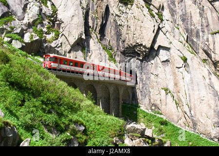 Andermatt, Schweiz - 28. Juni 2016: Schlucht Schöllenen, Durchfahrt des Zuges der Matterhorn-Gotthard-Bahn. Stockfoto