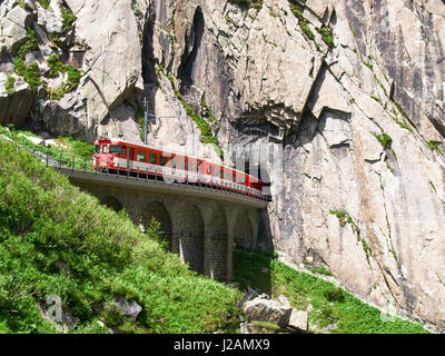 Andermatt, Schweiz - 28. Juni 2016: Schlucht Schöllenen, Durchfahrt des Zuges der Matterhorn-Gotthard-Bahn. Stockfoto