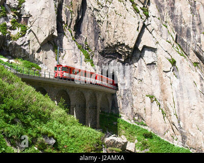 Andermatt, Schweiz - 28. Juni 2016: Schlucht Schöllenen, Durchfahrt des Zuges der Matterhorn-Gotthard-Bahn. Stockfoto