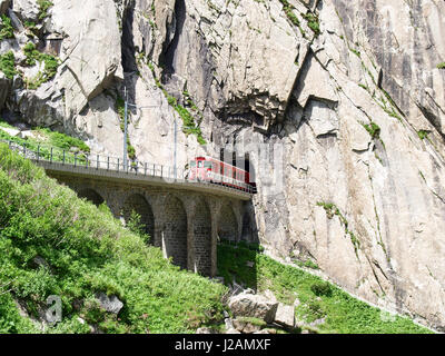 Andermatt, Schweiz - 28. Juni 2016: Schlucht Schöllenen, Durchfahrt des Zuges der Matterhorn-Gotthard-Bahn. Stockfoto