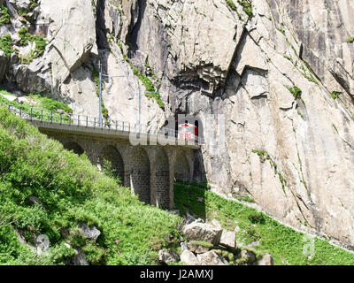 Andermatt, Schweiz - 28. Juni 2016: Schlucht Schöllenen, Durchfahrt des Zuges der Matterhorn-Gotthard-Bahn. Stockfoto