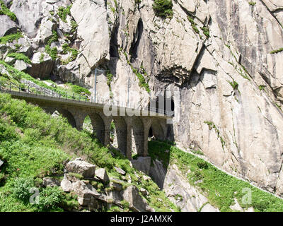 Andermatt, Schweiz - 28. Juni 2016: Schlucht Schöllenen, Durchfahrt des Zuges der Matterhorn-Gotthard-Bahn. Stockfoto