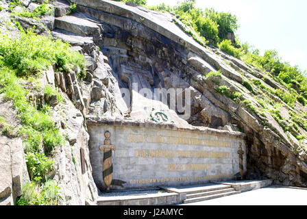 Andermatt, Schweiz - 28. Juni 2016: Suworow-Denkmal zum Gedenken an die Schlacht um die Schöllenenschlucht 25. September 1799. Stockfoto