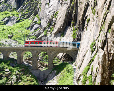 Andermatt, Schweiz - 28. Juni 2016: Schlucht Schöllenen, Durchfahrt des Zuges der Matterhorn-Gotthard-Bahn. Stockfoto