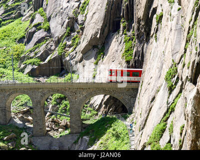 Andermatt, Schweiz - 28. Juni 2016: Schlucht Schöllenen, Durchfahrt des Zuges der Matterhorn-Gotthard-Bahn. Stockfoto