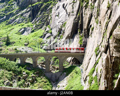 Andermatt, Schweiz - 28. Juni 2016: Schlucht Schöllenen, Durchfahrt des Zuges der Matterhorn-Gotthard-Bahn. Stockfoto