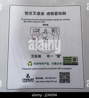 Lustige Chinglish: WC Anleitung melden für selbstreinigende Toilette schlecht übersetzt ins Englische mit humorvollen Ergebnis, Peking, China Stockfoto