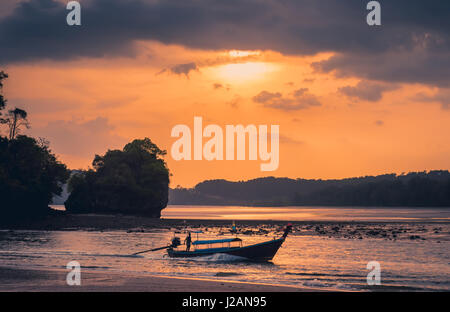 Traditionelle Thai Boot sunset beach Ao Nang Krabi Stockfoto