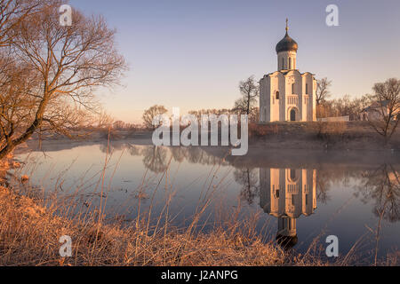 Blick auf die Kirche der Fürbitte der Heiligen Jungfrau am Fluss Nerl im Sonnenlicht. Stockfoto