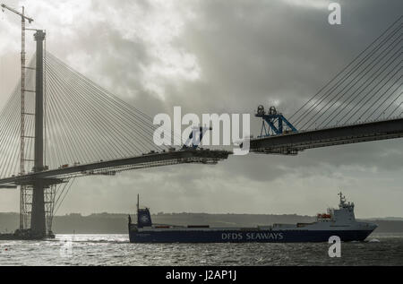 Container-Fähre vorbei Queensferry Crossing unter Konstruktion, North Queensferry, Schottland, Vereinigtes Königreich Stockfoto