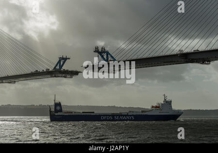 Container-Fähre vorbei Queensferry Crossing unter Konstruktion, North Queensferry, Schottland, Vereinigtes Königreich Stockfoto