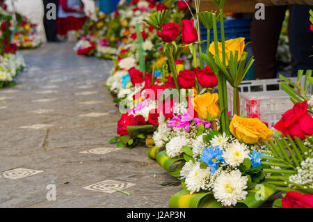 Cuenca, Ecuador - 22. April 2015: Beauitful bunten Blumenschmuck Blumenstrauß für Verkauf auf Bürgersteig Stockfoto