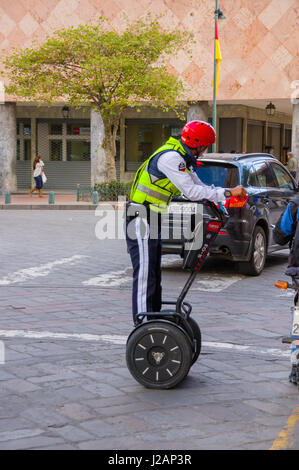 Cuenca, Ecuador - 22. April 2015: Polizist mit roten Helm auf Segway während Stadt Wachposten Stockfoto