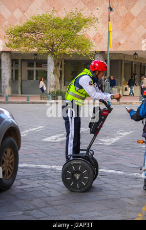 Cuenca, Ecuador - 22. April 2015: Polizist mit roten Helm auf Segway während Stadt Wachposten Stockfoto