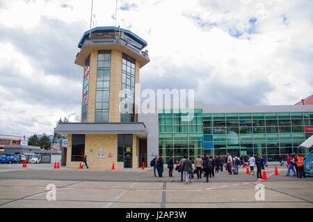 Cuenca, Ecuador - 22. April 2015: Gelbe Flughafen Kontrollturm stand neben terminal-Gebäude Stockfoto