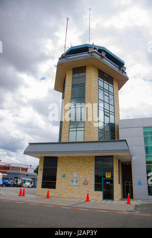 Cuenca, Ecuador - 22. April 2015: Gelbe Flughafen Kontrollturm stand neben terminal-Gebäude Stockfoto