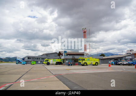 Cuenca, Ecuador - 22. April 2015: Brights gelb Feuerwehrautos tatenlos neben Start-und Landebahn am Flughafen Stockfoto