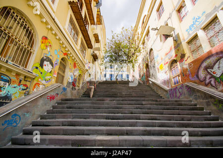 Cuenca, Ecuador - 22. April 2015: Charmante Betontreppe mit urban Art und Graffiti, die Straßen der Stadt verbinden Stockfoto