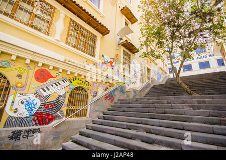 Cuenca, Ecuador - 22. April 2015: Charmante Betontreppe mit urban Art und Graffiti, die Straßen der Stadt verbinden Stockfoto