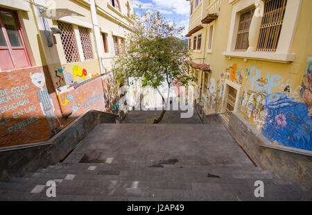 Cuenca, Ecuador - 22. April 2015: Charmante Betontreppe mit urban Art und Graffiti, die Straßen der Stadt verbinden Stockfoto