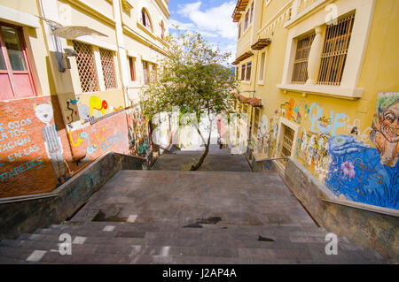 Cuenca, Ecuador - 22. April 2015: Charmante Betontreppe mit urban Art und Graffiti, die Straßen der Stadt verbinden Stockfoto