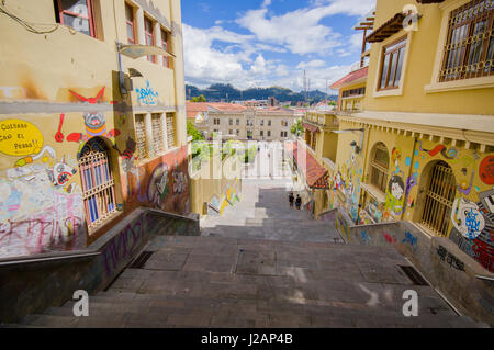 Cuenca, Ecuador - 22. April 2015: Charmante Betontreppe mit urban Art und Graffiti, die Straßen der Stadt verbinden Stockfoto