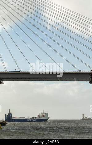 Container-Fähre geht auf Rosyth jenseits Queensferry Crossing im Bau, North Queensferry, Schottland, Vereinigtes Königreich Stockfoto