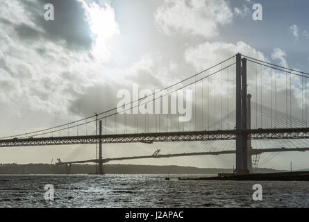 Queensferry Crossing im Bau hinter Forth Road Bridge, North Queensferry, Schottland, Vereinigtes Königreich Stockfoto