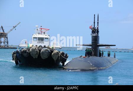 Ein Schlepper schleppt der US Navy Los-Angeles-Klasse schnell-Angriff u-Boot USS San Francisco in Apra Harbor 3. April 2013 in Polaris Punkt, Guam.     (Foto von Jeffrey Jay Price / US Navy über Planetpix) Stockfoto