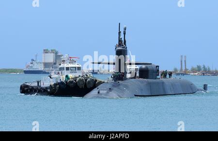 Ein Schlepper schleppt der US Navy Ohio-Klasse ballistischen geführte Flugkörper u-Boot USS Ohio in Apra Harbor 11. April 2013 in Polaris Punkt, Guam.     (Foto von Jeffrey Jay Price / US Navy über Planetpix) Stockfoto