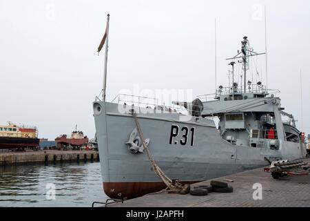 Die ghanaischen Navy Balsam-Klasse Boje zart Schiff, die GNS Bonsu 19. März 2015 in Tema, Ghana im Hafen festmacht. Das Schiff ist ein ehemaliger US-Küstenwache Schiff.     (Foto: Luis R. Chavez Jr. / US Navy über Planetpix) Stockfoto