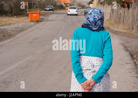 Chokam, IRAN - 16. Dezember 2016 Rückseite Blick auf eine alte muslimische Frau gehen auf der Straße. Provinz Gilan Stockfoto