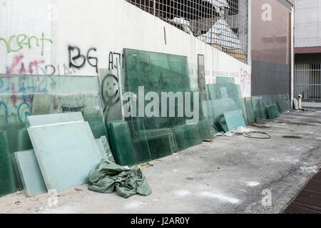 Viele Glasscheiben gestapelt hinter einem Builidng in Kuala Lumpur, Malaysia Stockfoto