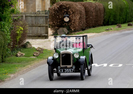 Austin Seven Auto auf einer Landstraße, Gloucestershire, UK Stockfoto