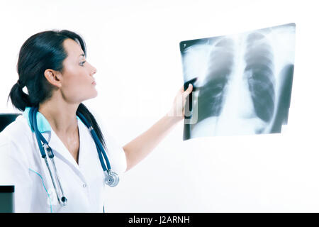 Junge Ärztin Blick auf das Röntgenbild der Lunge im Krankenhaus. Gesundheitsvorsorge und Prävention-Konzept. Getönten Bild Stockfoto