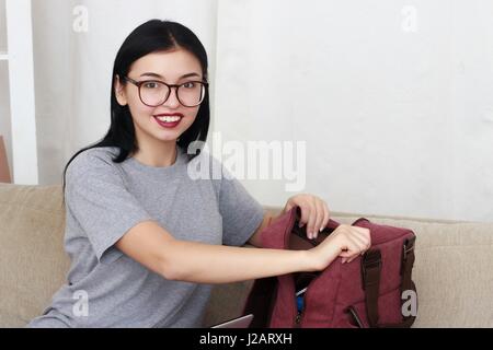 Studentin, Notizbücher aus ihrer Tasche Stockfoto