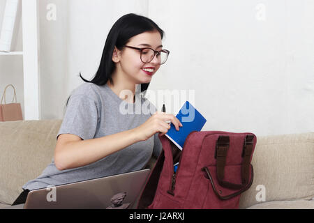 Studentin, Notizbücher aus ihrer Tasche Stockfoto