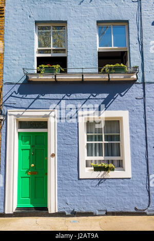 Leichte blaue restaurierten viktorianischen britischen Haus Fassade außen mit grünen Tür und weißen Fenstern Stockfoto