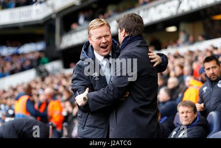 Everton Manager Ronald Koeman wird während der Premier-League-Spiel zwischen Tottenham Hotspur und FC Everton an der White Hart Lane in London von TottenhamÕs Manager Mauricio Pochettino begrüßt. 5. März 2017. James Boardman / Tele Bilder redaktionelle Nutzung nur FA Premier League und der Football League Bilder unterliegen DataCo Lizenz finden Sie unter www.football-dataco.com Stockfoto