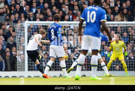 Harry Kane von Tottenham punktet das erste Tor in der Premier League match zwischen Tottenham Hotspur und FC Everton an der White Hart Lane in London. 5. März 2017. James Boardman / Tele Bilder redaktionelle Nutzung nur FA Premier League und der Football League Bilder unterliegen DataCo Lizenz finden Sie unter www.football-dataco.com Stockfoto