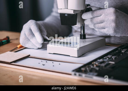 Detailbild der Techniker Prüfung Arbeitsspeicher mit Mikroskop Elektrofachmarkt Stockfoto